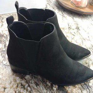 Expression Ankle Boots Black with Gold Tip